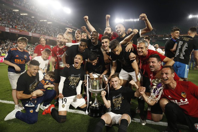 Nogometaši Valencie so v finalu španskega pokala premagali Valencio in se veselili prve lovorike po letu 2008. FOTO: AFP