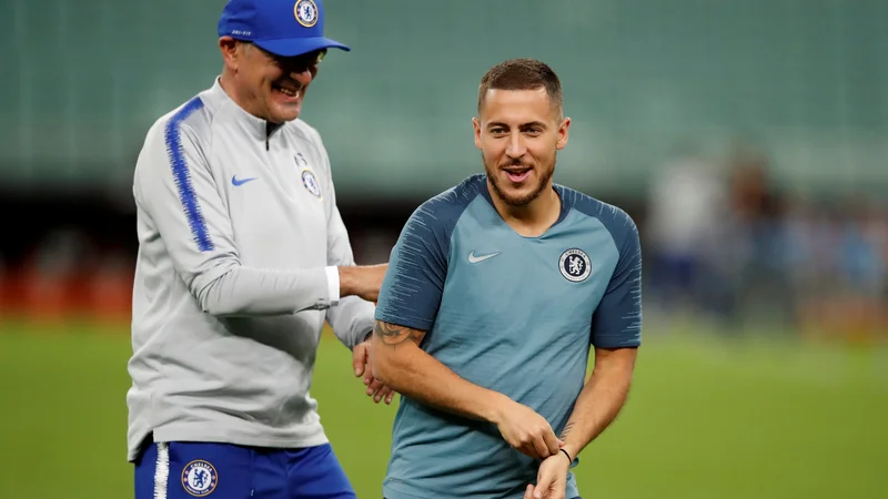 Fotografija: Takole sta se sproščeno pripravljala na spopad z Arsenalom Chelseajev trener Maurizio Sarri in njegov prvi zvezdnik Eden Hazard. FOTO: Reuters