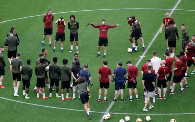 Unai Emery je sinoči nagovoril celotno ekipo Arsenala. FOTO: Reuters