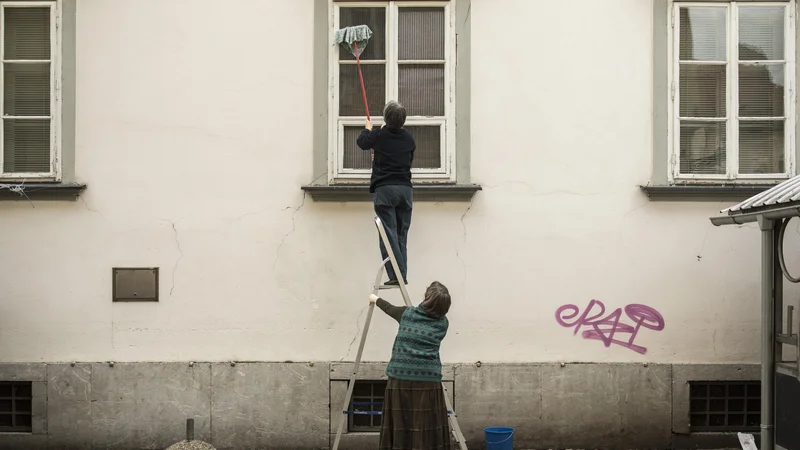 Fotografija: Argument ministrstva za ukinitev dodatka na delovno aktivnost je, da se denarna socialna pomoč z njim zelo približa minimalni plači.
Humanitarne organizacije odgovarjajo, da je problem v prenizki plači, ne v dodatku. FOTO: Voranc Vogel/Delo