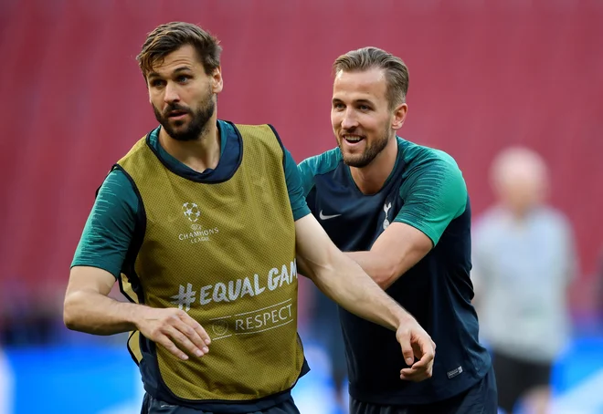 Harry Kane in eden od Tottenhamovih nedavnih junakov Fernando Llorente med treningom. FOTO: Reuters