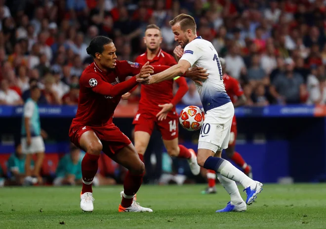 Najboljši igralec sezone v Angliji Virgil van Dijk in najboljši angleški napadalec Harry Kane se potegujeta za prvo moštveno lovoriko. FOTO: Reuters