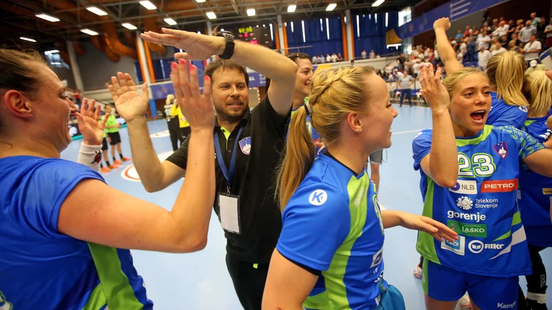 Fotografija: Uroš Bregar in njegova dekleta so se veselili pomembne zmage v Skopju. FOTO: Tomi Lombar