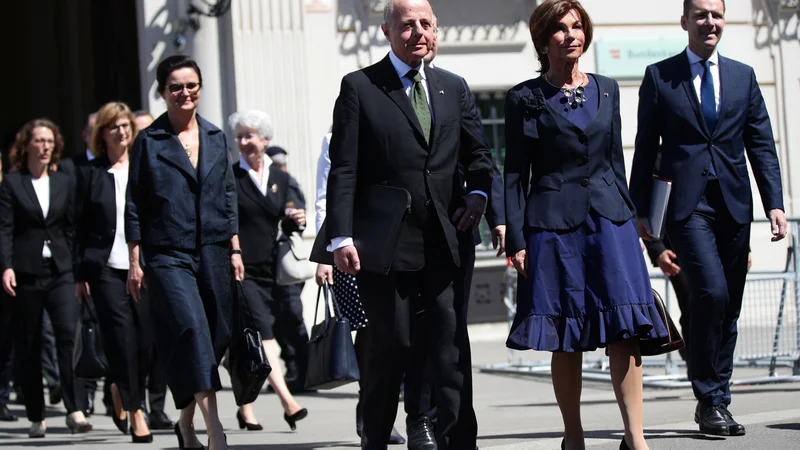 Nova začasna avstrijska kanclerka Brigitte Bierlein v družbi svoje ministrske ekipe. FOTO: REUTERS