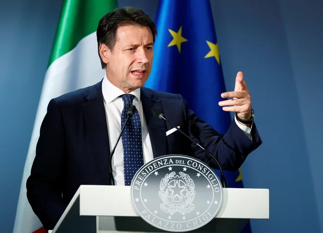Italijanski premier Giuseppe Conte je zagrozil z odstopom, če se vladni stranki Liga in Gibanje pet zvezd ne bosta nehali prepirati. FOTO: Reuters
