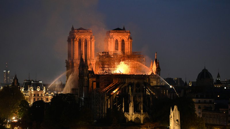 Fotografija: Ob požaru Notre Dame se je stopilo več sto ton svinca, uporabljenega ob gradnji strehe katedrale. FOTO: Bertrand Guay/AFP