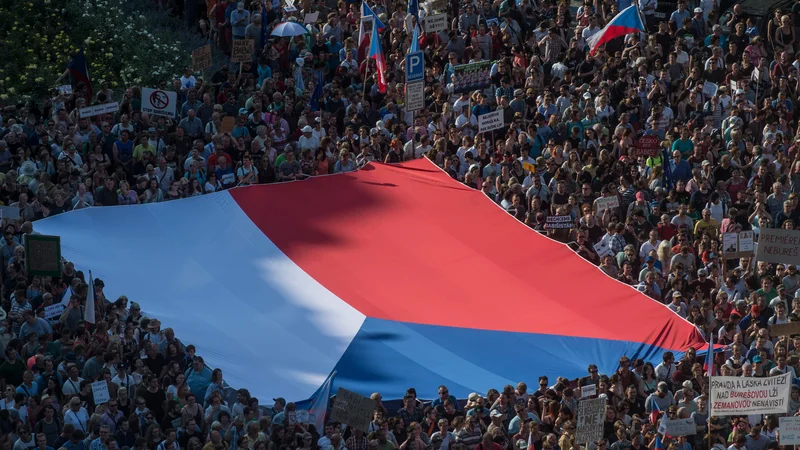 Fotografija: Današnji protest v Pragi ni bil prvi; protesti v češki prestolnici in drugod v državi potekajo že od aprila, pritisk na Beneša pa je prišel tudi iz Evropske unije. FOTO: Michal Čižek/AFP