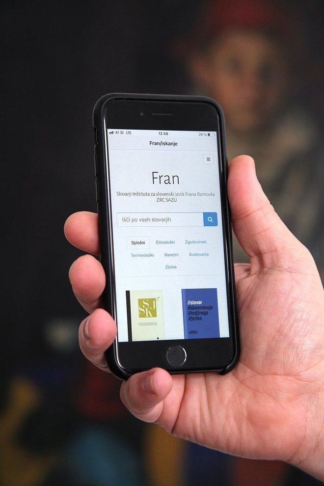 Spletni portal Fran je po novem dostopen tudi kot aplikacija za mobilne telefone in tablice. FOTO: Marko Zaplatil/ZRC SAZU