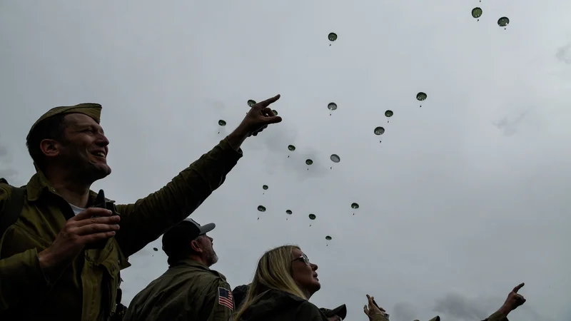 Fotografija: Prelet vojaških letal in padalcev. FOTO: Bertrand Guay/AFP