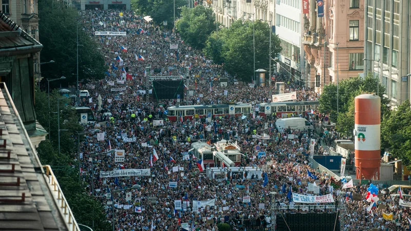 Po navedbah organizatorjev se je v Pragi v torek zbralo okoli 120.000 protestnikov. Foto: AFP