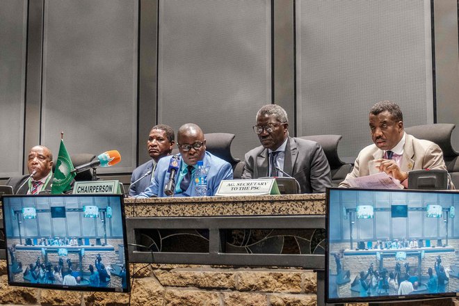 Stalni predstavnik Sierre Leone in predsednik Sveta za mir in varnost Afriške unije Patrick Kapuwa na novinarski konferenci o položaju Sudana v Afriški uniji v Adis Abebi. FOTO: Eduardo Soteras/AFP