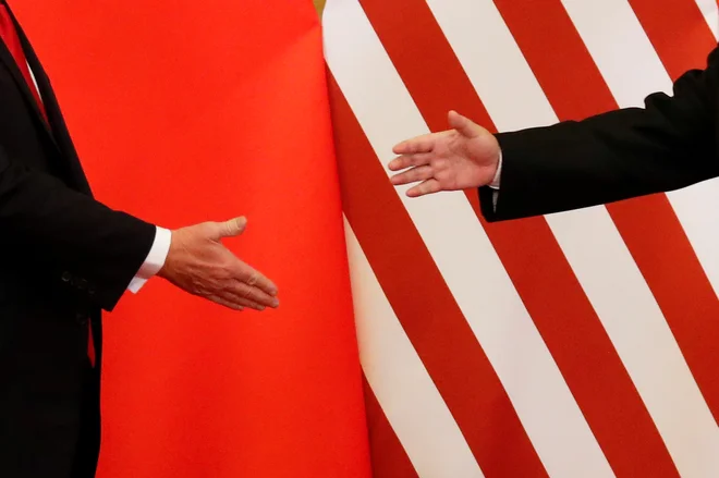Donald Trump in Xi Jinping si bosta v roke segla znova konec meseca. Po tem srečanju bo več znanega o nadaljevanju trgovinske vojne. Foto Reuters.