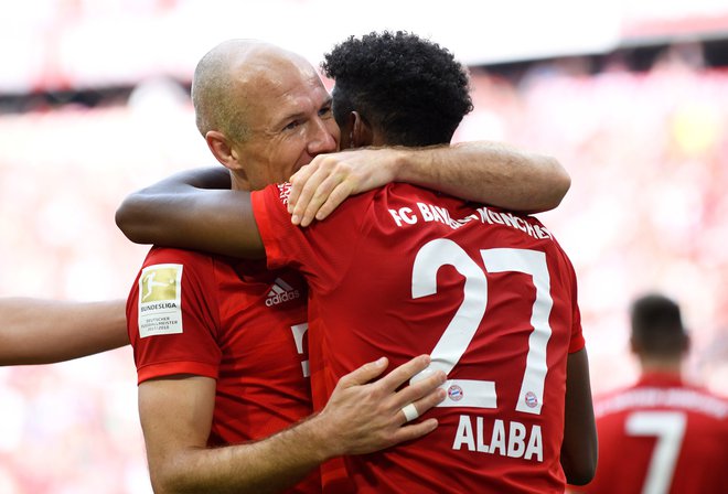 Z Arjenom Robbnom, v tej sezoni še klubskim soigralcem pri Bayernu. FOTO: Reuters