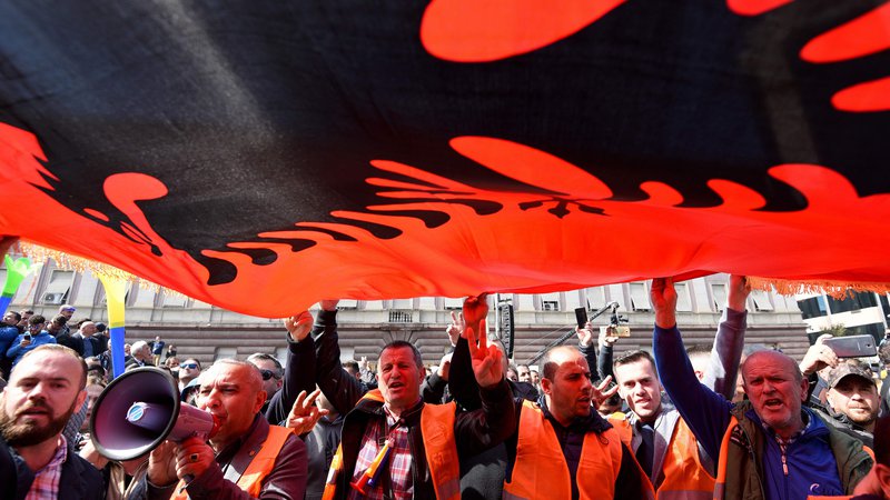 Fotografija: Protesti v Albaniji so vse pogosteje nasilni, premier Edi Rama, ki mu očitajo povezanost z organiziranim kriminalom, pa ignorira zahteve, naj odstopi. FOTO: Gent Shkullaku/AFP