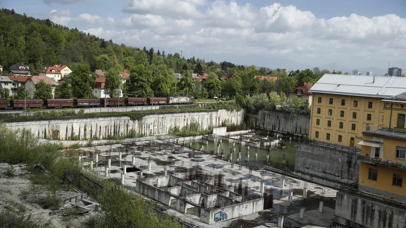 Fotografija: Gradbena jama na območju Tobačne je neslavna zapuščina družbe Imos-G, ki je končala v stečaju.. Foto: Uroš Hočevar