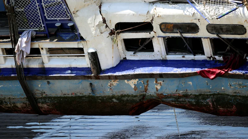 Fotografija: Danes je dvig potopljene ladjice le uspel. Zatem so jo naložili na tovorno plovilo, s katerim jo bodo odpeljali v industrijsko pristanišče Csepel na jugu madžarske prestolnice. FOTO: Lisi Niesner/Reuters