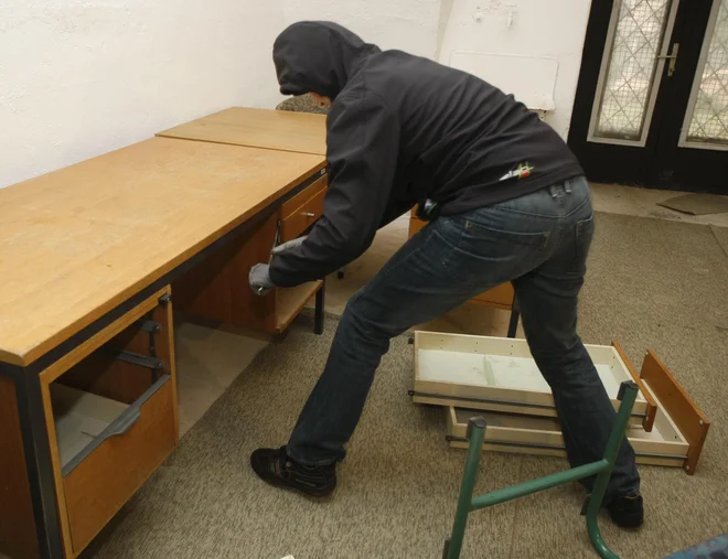 Ko eden žrtev izvabi iz hiše oziroma stanovanja, ima drugi storilec dovolj časa, da pregleda prostore (simbolična fotografija). FOTO: Tomi Lombar/Delo