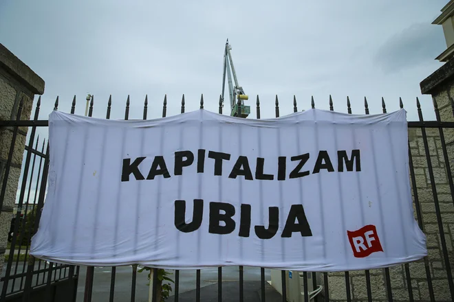 V dolgovih se kopljejo tudi delavci ladjedelnica Uljanik, ki so po razglasitvi stečaja ostali brez službe. FOTO: Jože Suhadolnik/Delo