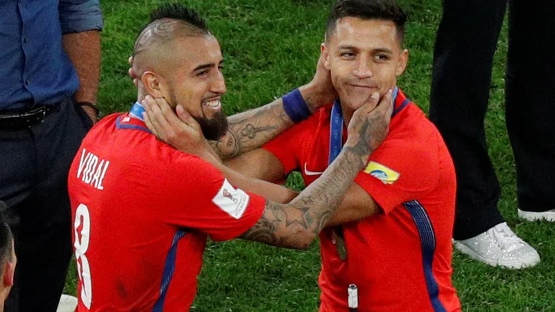 Fotografija: Arturo Vidal in Alexis Sanchez upata na tretjo zaporedno trofejo.
FOTO: Reuters