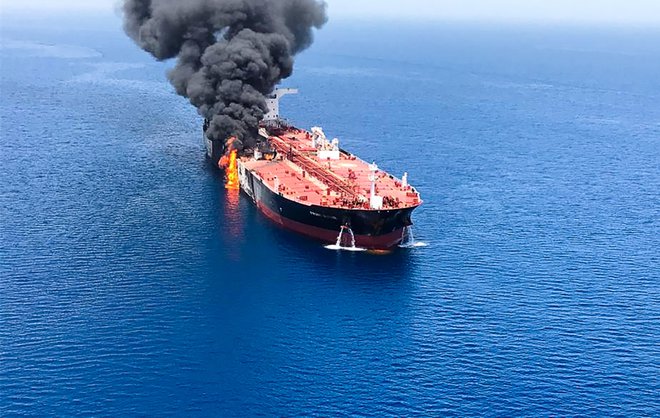 Pred obalo Omanskega zaliva sta bila danes napadena dva tankerja, ki ju je zajel ogenj, posadki obeh ladij pa so morali evakuirati. FOTO: AFP