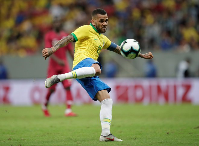 Dani Alves bo nosil kapetanski trak v brazilski reprezentanci. FOTO: Reuters