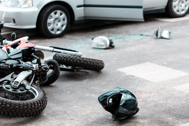 Vzrok za poškodbe hrbtenjače pri motoristih je najpogosteje padec z motorjem in udarec ob trd predmet ali padec (sopotnika) nazaj s sedeža. FOTO: Getty Images/istockphoto