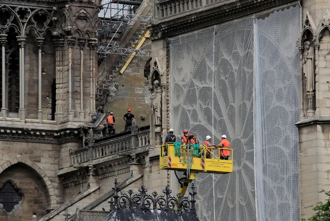 Požar, ki je pred natanko dvema mesecema zajel pariško katedralo, je uničil dve tretjini strehe.&nbsp;FOTO: Gonzalo Fuentes/Reuters
