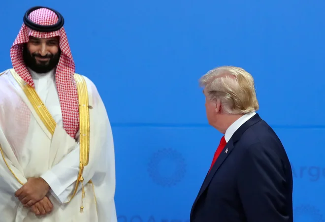 Pred obalo Omanskega zaliva sta bila napadena dva tankerja, ki ju je zajel ogenj, posadki obeh ladij pa so morali evakuirati. FOTO: Marcos Brindicci/Reuters