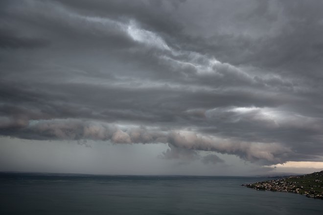 Temni oblaki nad Ženevskim jezerom. FOTO: Fabrice Coffrini/AFP