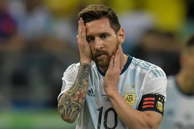 Lionel Messi se je med derbijem s Kolumbijo večkrat le nemočno prijel za glavo. FOTO: Reuters