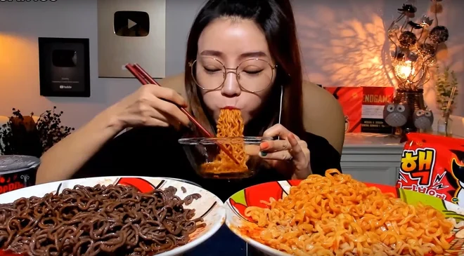Dorothy slovi po tem, da ima rada začinjeno hrano in dolge steklene rezance. FOTO: Youtube