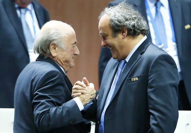Sepp Blatter (levo) je domnevno prek Fife nakazal dva milijona švicarskih frankov Michelu Platiniju, zato sta bila ob koncu leta 2015 oba suspendirana, zdaj ju preiskuje tudi policija. FOTO: Reuters