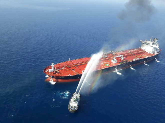 Pentagon je ponudil nove fotografije kot dokaz, da je napad na dva tankerja v Omanskem zalivu zagrešil Iran. FOTO: Reuters