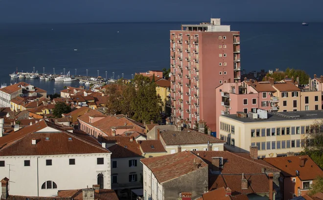 V bližini nekdanjega Tomosovega bloka bo prva koprska podzemna garaža. Foto Jože Suhadolnik