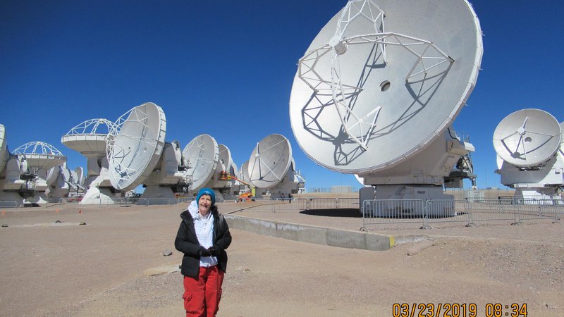 Fotografija: Marija Strojnik Scholl pri observatoriju na planoti Atacama na nadmorski višini 5100 metrov. Foto Arhiv M. S. C.