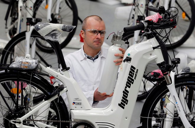 Pierre Forte, ustanovitelj Pragma Industries, preverja kolo Alpha, prvo industrijsko kolo z vodikovo gorivno celico. FOTO: Regis Duvignau/Reuters
