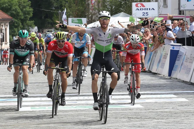 Giacomo Nizzolo je bil najmočnejši v šprintu na Glavnem trgu. FOTO: Tomi Lombar/Delo