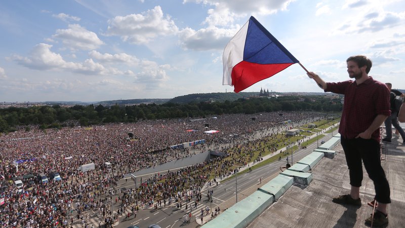 Fotografija: Na začetku junija je 120.000 demonstrantov zapolnilo praški Venčeslavov trg, današnji protest je v parku Letna. FOTO: Reuters