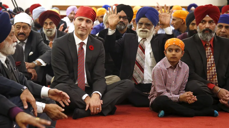 Fotografija: Kanadski premier Justin Trudeau na obisku pri sikhovski skupnosti v Otavi. FOTO: Reuters