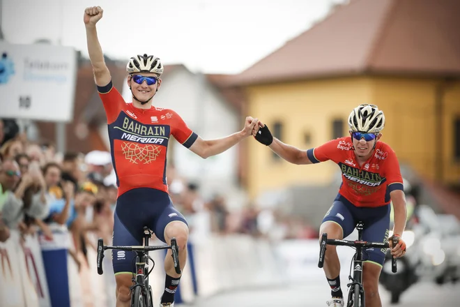 Matej Mohorič (levo) in Domen Novak sta lani na DP družno prikolesarila v cilj. FOTO: Uroš Hočevar/Delo