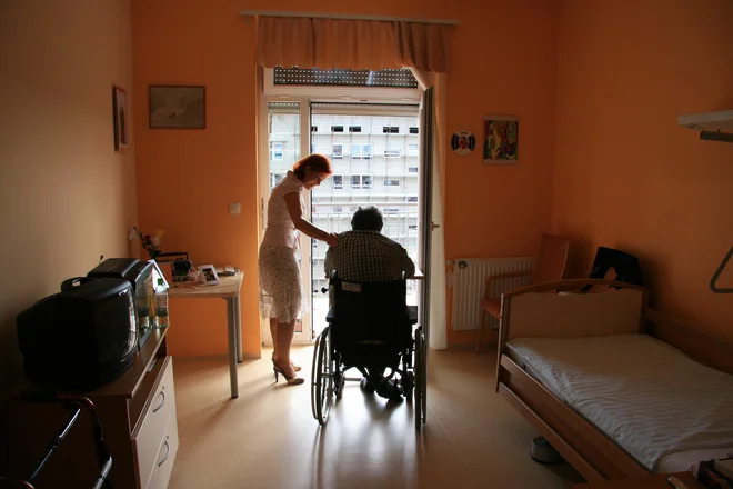 Vstopamo v obdobje, ko se je zaradi različno številčnih generacij prebivalstva začelo upokojevati več ljudi, kot jih na novo vstopa na slovenski trg dela. Foto Jože Pojbič