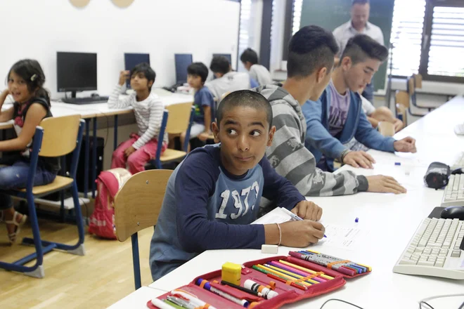 V preteklosti je bilo več beguncev z območij slovanskih jezikov, zadnja leta pa so predvsem z Bližnjega vzhoda in Afrike, zato jih je treba pred tečajem opismeniti v latinici. Foto Leon Vidic