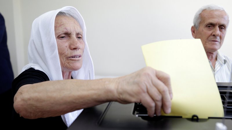Fotografija: Lokalnih volitev v Albaniji se je udeležila le dobra petina upravičencev. FOTO: Florion Goga/Reuters
