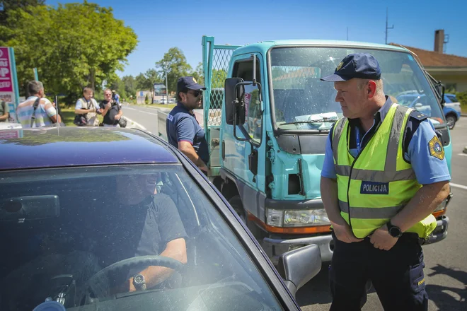 Slovensko-italijanska patrulja na delu pred nekdanjim mejnim prehodom Lipica. FOTO: Jože Suhadolnik