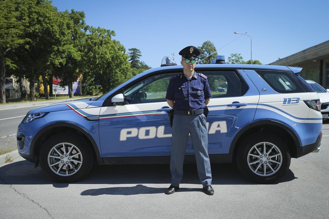Italijanski policist, ki sodeluje v mešani patrulji, ima v naši državi omejena pooblastila. FOTO: Jože Suhadolnik