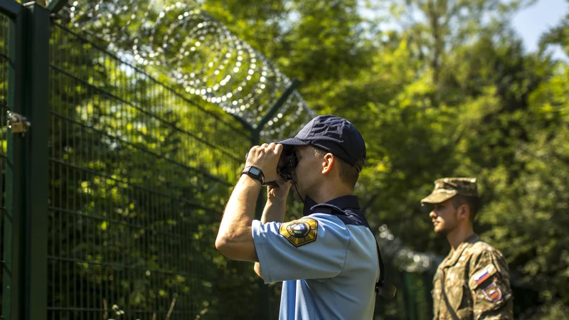 Fotografija: Morebitna ograja bi ločila slovensko narodnostno skupnost ob slovensko-italijanski meji. Foto Voranc Vogel/Delo