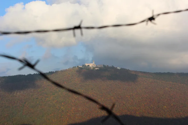 Bodeča žica na Poti miru (pogled s Sabotina na Sveto goro) je simbolična, da opominja na čase, ki se ne bi smeli vrniti. Foto Blaž Močnik