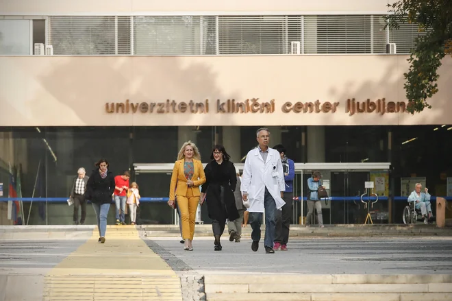 V Univerzitetnem kliničnem centru težko pričakujejo novega direktorja s polnimi pooblastili. Ta bo v zadnjih desetih letih že osmi vodilni. Foto: Uroš Hočevar/Delo