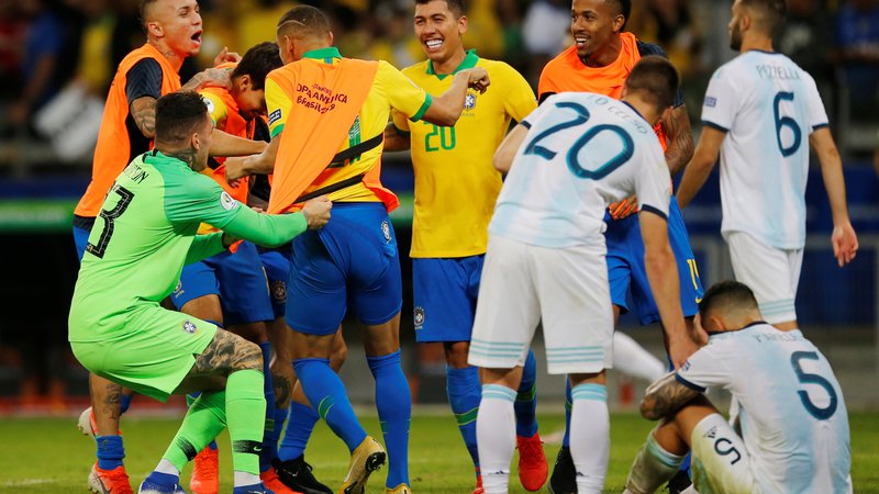 Fotografija: Navijači so se oddahnili, v nedeljskem finalu na Maracani bodo igrali Brazilci. FOTO: Reuters