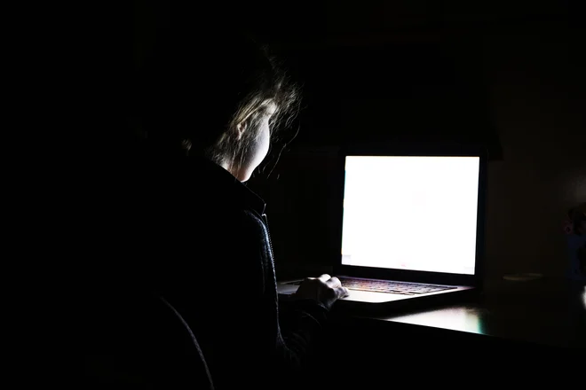 Veliko uporabnikov priljubljenega tiktoka je mlajših od dovoljene starosti 13 let. Foto Shutterstock
